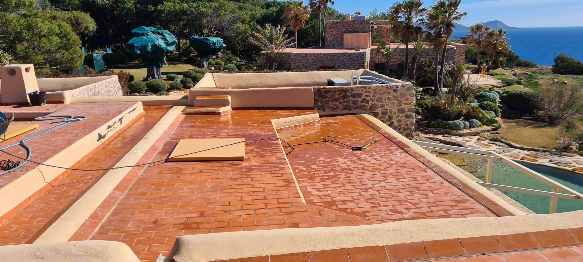 Suelo de terraza exterior con problemas de filtraciones.